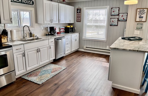 Hillsboro Casa | Beautifully renovated 3BR house w/lake views