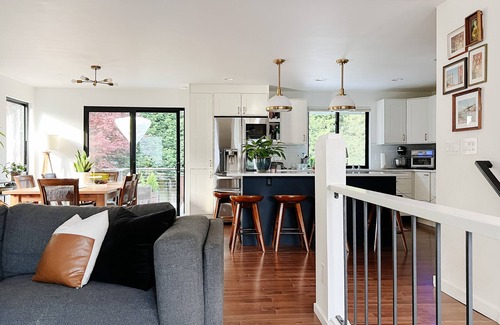 Inglewood-Finn Hill Casa | Beautifully renovated hot-tub, large fenced backyard, pet friendly