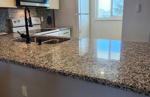 Lake Suzy Condominio | Beautifully renovated lakefront condo! Executive Rental, Monthly Rental