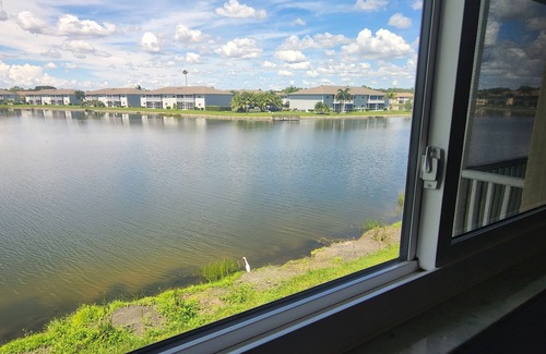 Lake Suzy Condominio | Beautifully renovated lakefront condo! Executive Rental, Monthly Rental