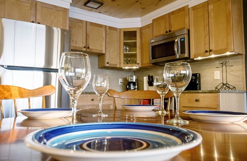 Town of Torrey Casa | Bellamente renovado Waterfront Cottage con muelle privado.