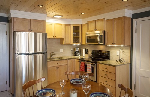 Town of Torrey Casa | Bellamente renovado Waterfront Cottage con muelle privado.