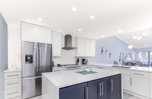 Sarasota Condominio | Beautifully Renovated Bright Condo, Heated Pool, Tennis Courts, Putting Green, Ready to Book!