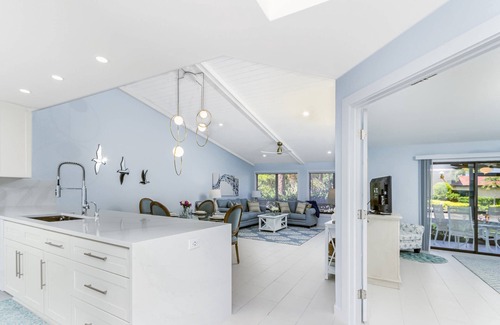 Sarasota Condominio | Beautifully Renovated Bright Condo, Heated Pool, Tennis Courts, Putting Green, Ready to Book!