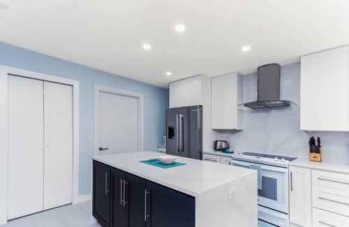 Sarasota Condominio | Beautifully Renovated Bright Condo, Heated Pool, Tennis Courts, Putting Green, Ready to Book!