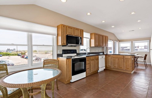 Misquamicut Condominio | Beautifully Renovated 2 Bedroom Condo with Amazing Water Views