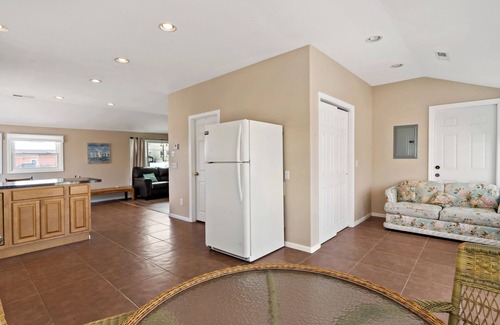 Misquamicut Condominio | Beautifully Renovated 2 Bedroom Condo with Amazing Water Views