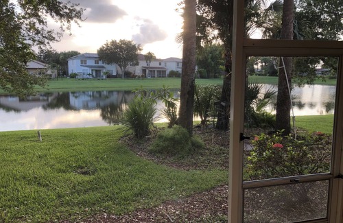 Royal Palm Beach Casa | BEAUTIFULLY UPDATED TOWNHOUSE NEAR OCEAN WITH COMMUNITY POOL