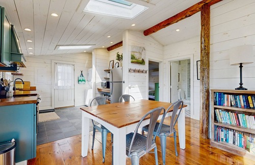 Boothbay Harbor Cabina | Beautifully updated cabin near town & Barrett's Park with deck, BBQ, & W/D