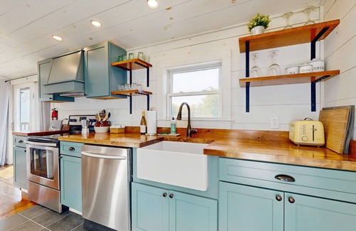 Boothbay Harbor Cabina | Beautifully updated cabin near town & Barrett's Park with deck, BBQ, & W/D