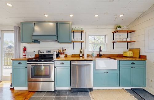 Boothbay Harbor Cabina | Beautifully updated cabin near town & Barrett's Park with deck, BBQ, & W/D