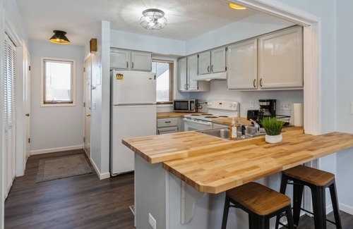 Weber Condominio | Beautifully updated condo! 808-2WW