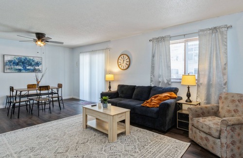 Weber Condominio | Beautifully updated condo! 808-2WW