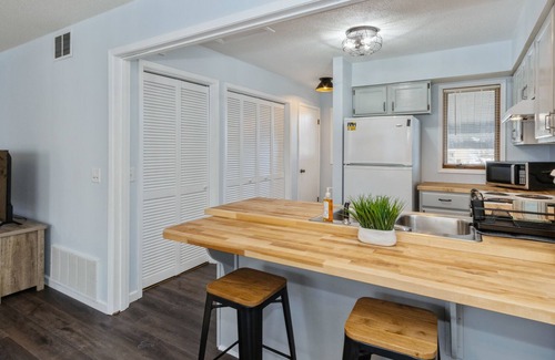 Weber Condominio | Beautifully updated condo! 808-2WW