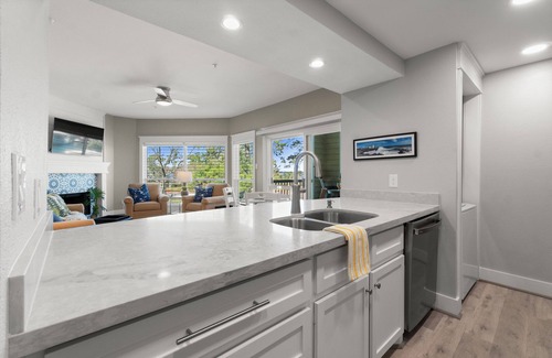 Walden on Lake Conroe Condominio | Beautifully upgraded, 2 bedroom, waterfront condo overlooking Lake Conroe