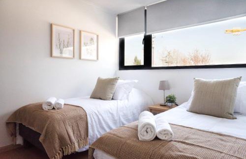 Apoquindo Apartamento | Beauty 2BR Haven for 5 in Lively Las Condes Oasis