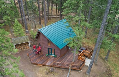 Coeur d'Alene Cabina | Beauty Bay Lake Cabin with Boat Slip on Lake Coeur d'Alene