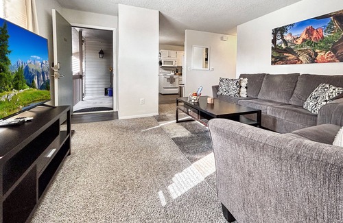 Rockrimmon Condominio | Beauty in the Springs"Entire Condo Great Location