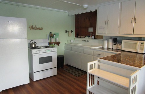 Ithaca Apartamento | Belleza y tranquilidad te esperan en la suite para huéspedes de Ellis Haven con cocina y piscina