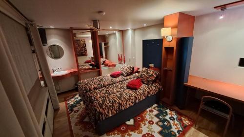 Gullegem Cama Y Desayuno | BeautyD RED ROOM centrum Gullegem
