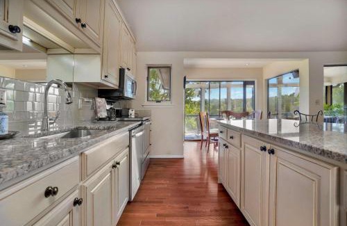 Lowell Casa | Beaver Lake Oasis - Backyard Lake Access - 6 beds