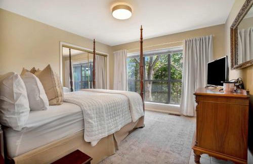 Lowell Casa | Beaver Lake Oasis - Backyard Lake Access - 6 beds