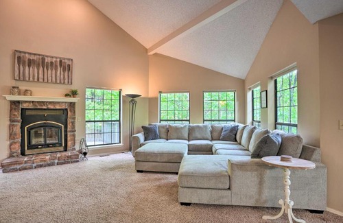 Lost Bridge Village Casa | Beaver Lake Retreat with Deck and Private Hot Tub