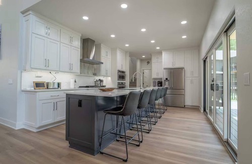 Rogers Apartamento | Beaver Lake Retreat with Hot Tub & Game Room