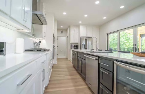 Rogers Apartamento | Beaver Lake Retreat with Hot Tub & Game Room