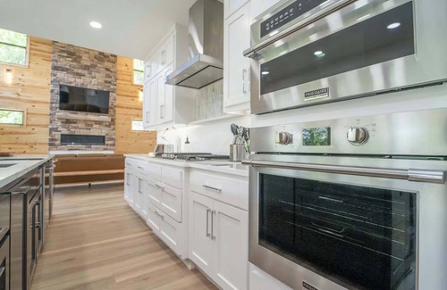Rogers Apartamento | Beaver Lake Retreat with Hot Tub & Game Room