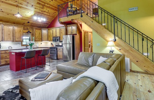 Sylvan Shores Cabina | Beaver Lake Vacation Rental w/ Private Hot Tub!