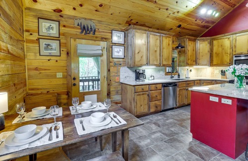 Sylvan Shores Cabina | Beaver Lake Vacation Rental w/ Private Hot Tub!