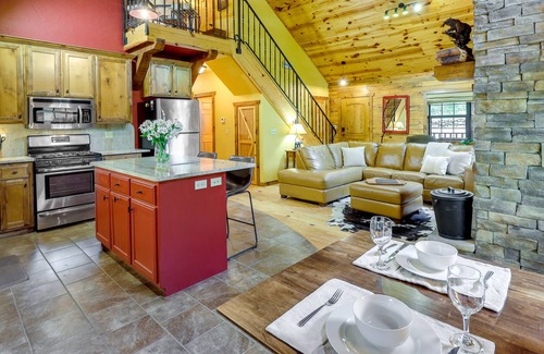 Sylvan Shores Cabina | Beaver Lake Vacation Rental w/ Private Hot Tub!