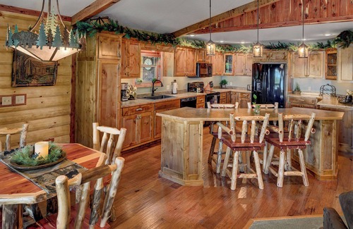 Sylvan Shores Cabina | Beaver Lake Waterfront Homestead House with Hot Tub ON Beaver Lake w/Dock/Slips. Rate based on 4 people.