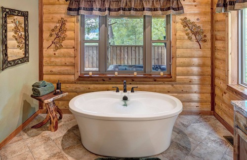 Sylvan Shores Cabina | Beaver Lake Waterfront Homestead House with Hot Tub ON Beaver Lake w/Dock/Slips. Rate based on 4 people.