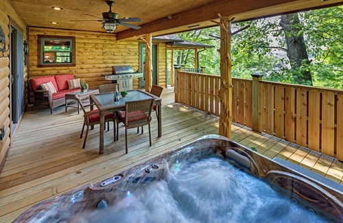 Sylvan Shores Cabina | Beaver Lake Waterfront Homestead House with Hot Tub ON Beaver Lake w/Dock/Slips. Rate based on 4 people.