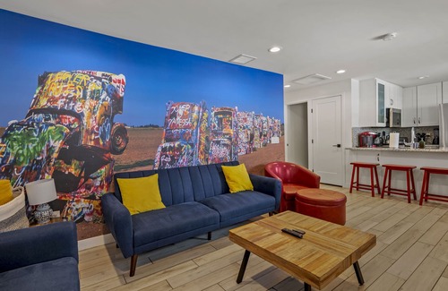 Flagstaff Cabina | Beaver Street Stone Lodge w/AC, Fully Fenced Yard, W/D, 3 Smart TVs, Speedy WiFi