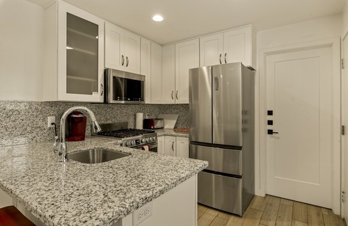 Flagstaff Cabina | Beaver Street Stone Lodge w/AC, Fully Fenced Yard, W/D, 3 Smart TVs, Speedy WiFi