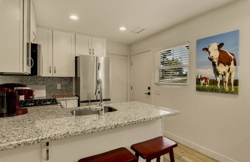Flagstaff Cabina | Beaver Street Stone Lodge w/AC, Fully Fenced Yard, W/D, 3 Smart TVs, Speedy WiFi