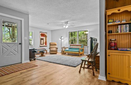 Farmington Casa | Beaverdam Bliss Cabin on 14 acres