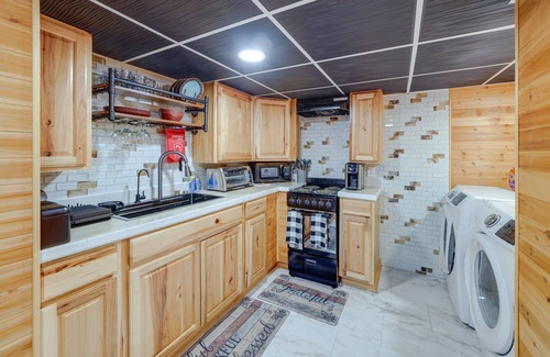 Beckley Apartamento | Beckley Studio w/ Private Hot Tub & Home Gym!