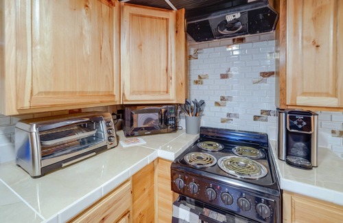 Beckley Apartamento | Beckley Studio w/ Private Hot Tub & Home Gym!