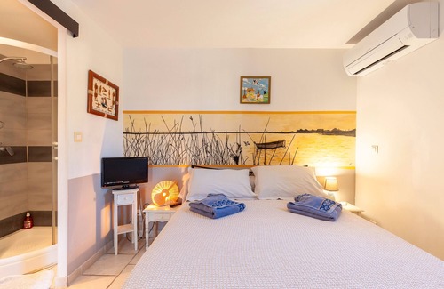 Port-Saint-Louis-du-Rhone Cama Y Desayuno | Bed and Breakfast 'Salamandre Chambre D'hote' con piscina compartida, Wi-Fi y aire acondicionado