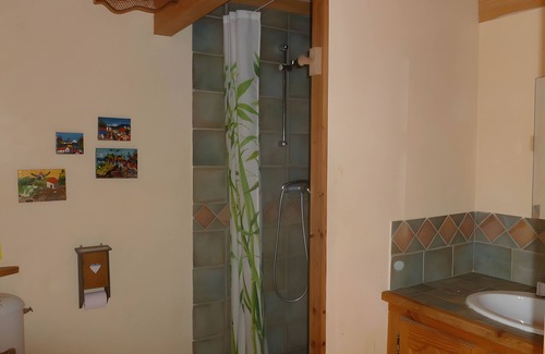 Saint-Etienne-les-Orgues Cama Y Desayuno | Bed and Breakfast 'Chambre' con terraza privada, jardín compartido y Wi-Fi