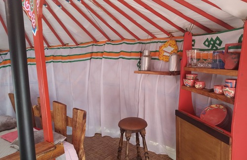 Castellet-les-Sausses Otro | Bed and breakfast in a yurt between forest and meadow.