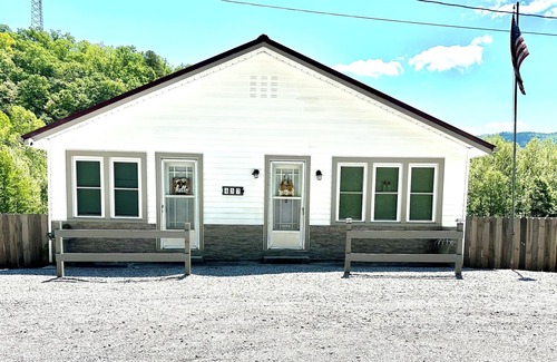 Partridge Casa | Bed and Biscuit Inn Pet friendly ! Near Kingdom come park & Pine mtn.