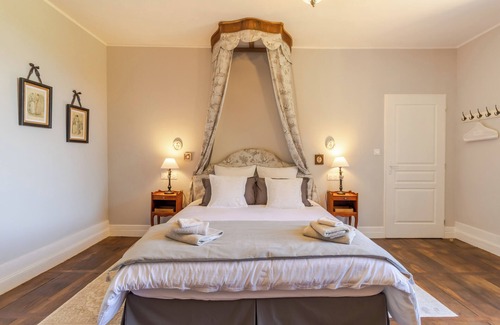 Savignac-les-Eglises Cama Y Desayuno | Alojamiento y desayuno 'La Romantique' con terraza compartida, jardín compartido y Wi-Fi