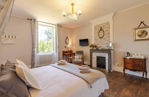 Savignac-les-Eglises Cama Y Desayuno | Alojamiento y desayuno 'La Romantique' con terraza compartida, jardín compartido y Wi-Fi