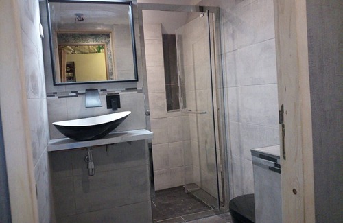 Les Cotes de Corps Cama Y Desayuno | Bed and Breakfast 'La Chambre De L'Obiou 1' with Lake View, Shared Garden and Wi-Fi