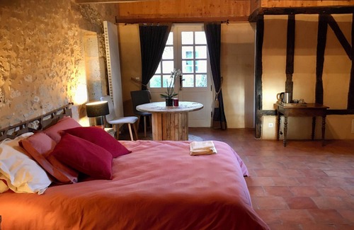 Saint-Hilaire-de-Lusignan Cama Y Desayuno | Bed and Breakfast Four à Pruneaux